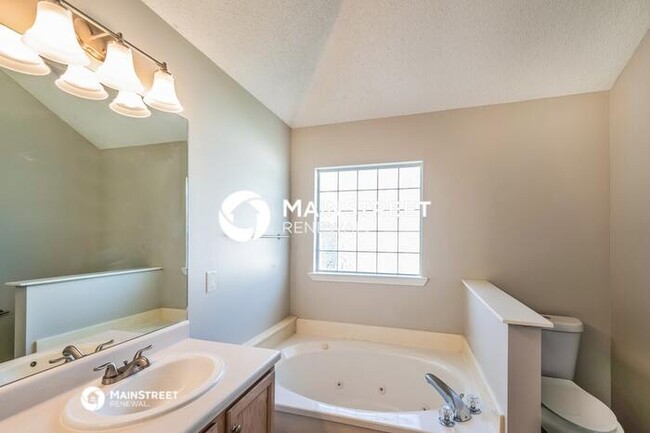 Building Photo - 4928 Madison Cir