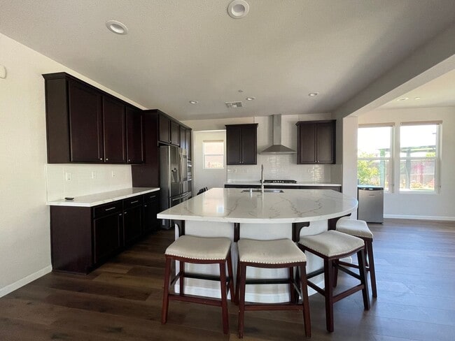 Building Photo - 427 Avignon Way