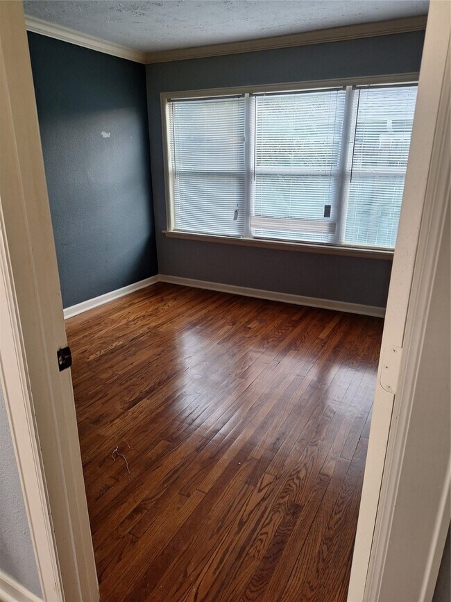 Building Photo - 2043 Alta Vista St