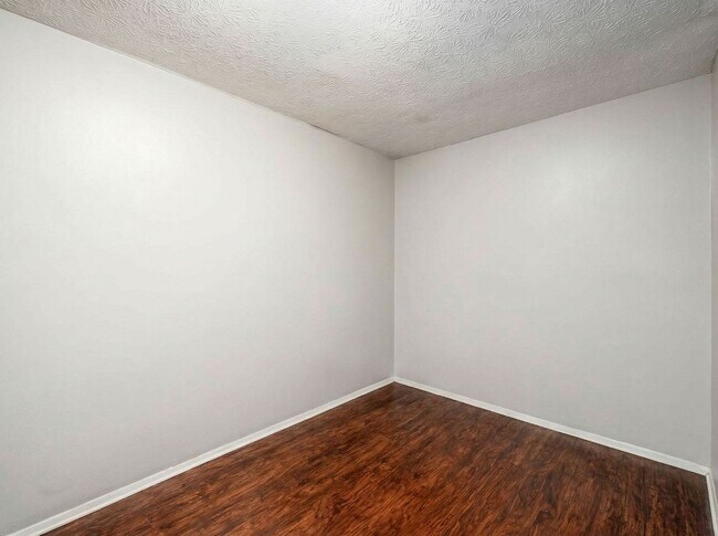 Building Photo - 1393 Summit St