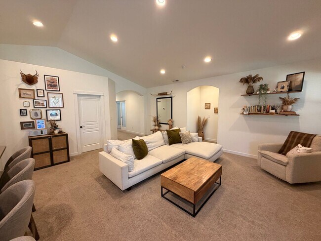 Building Photo - 3 Bed/2 Bath Single Level Home in Sisters! - Backs Up to Deschutes National Forest