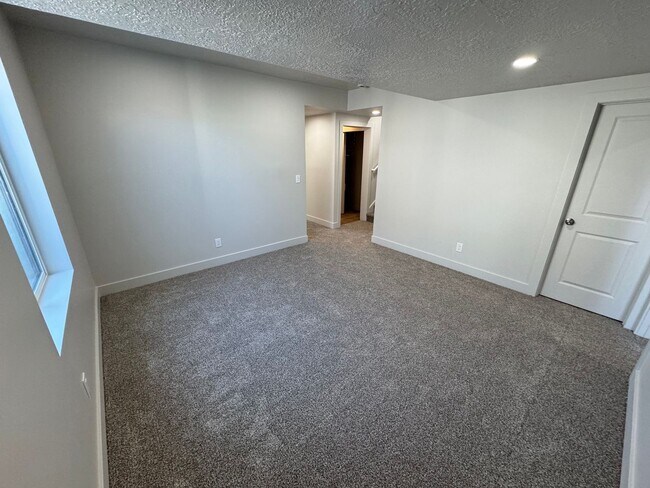 Building Photo - Recently Finished Basement! 3 bed 2 bath - in unit laundry!