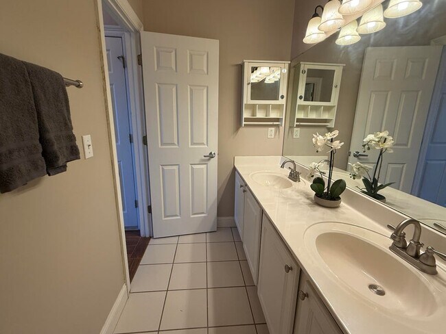 Building Photo - 5 Laguna St