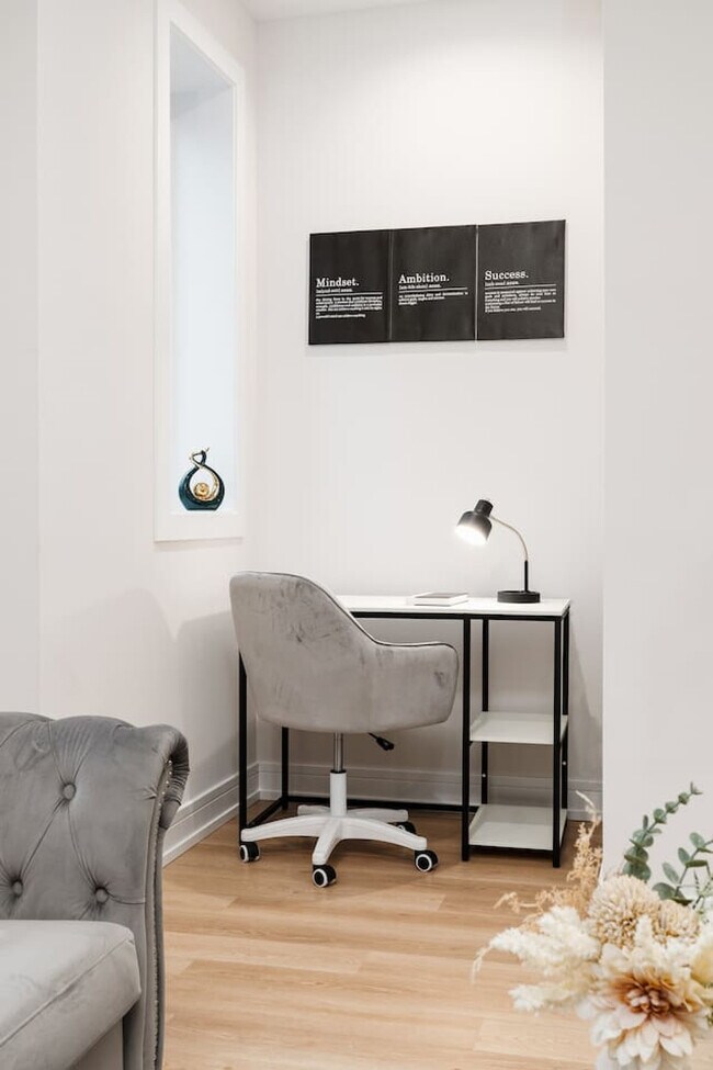 Building Photo - 3723 S Giles Ave