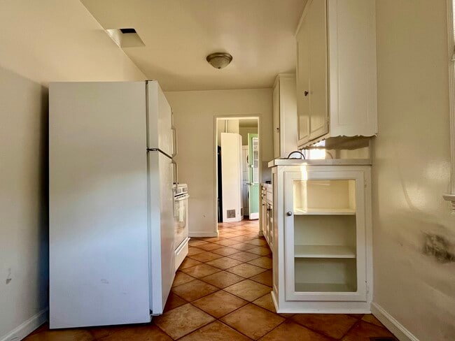 Kitchen - 2934 Rowena Ave