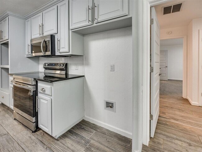 Building Photo - 6312 Overcourt Manor