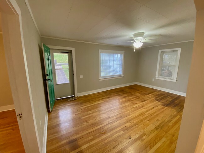 Building Photo - 740 Sunset Dr