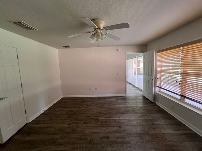 Building Photo - 4146 SW 47th Ct