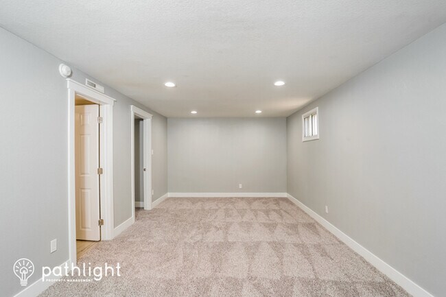 Building Photo - 718 N Kingsley Dr, Colorado Springs, CO, 8...