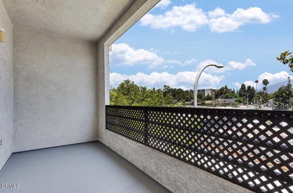Building Photo - 300 N El Molino Ave