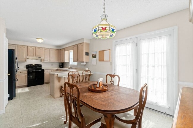 Building Photo - Pet Friendly in Rossview!