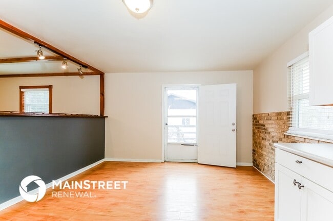 Building Photo - 1535 W Highview