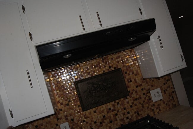 Building Photo - 8817 Butternut Ave