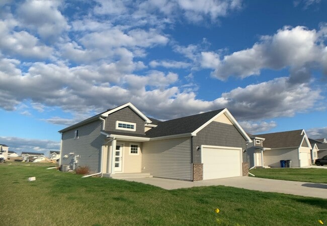 Building Photo - 4 bed 3 bath Single Family Home
