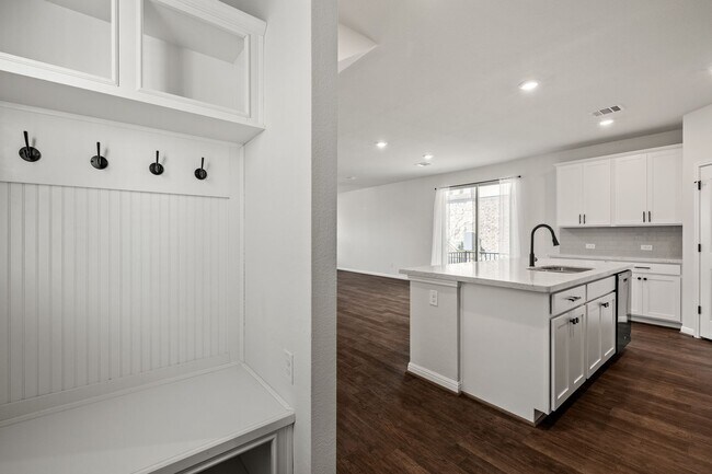 Building Photo - Beautiful Northfields Home | Quartz Counters, Open Floor Plan & Appliances Included