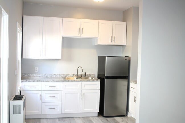 Building Photo - 162 N Kenmore Ave