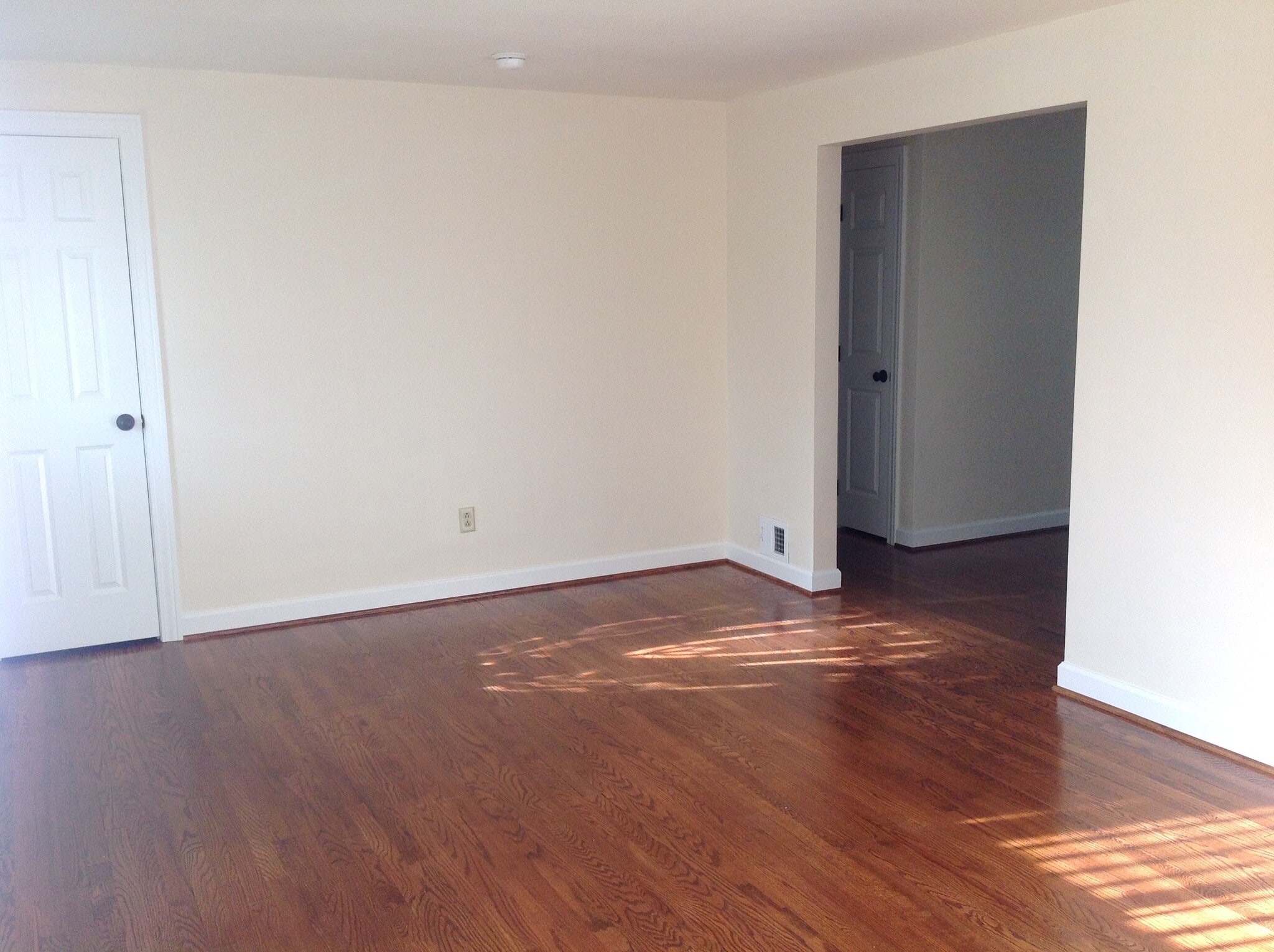 Building Photo - 563 Hickory Dr