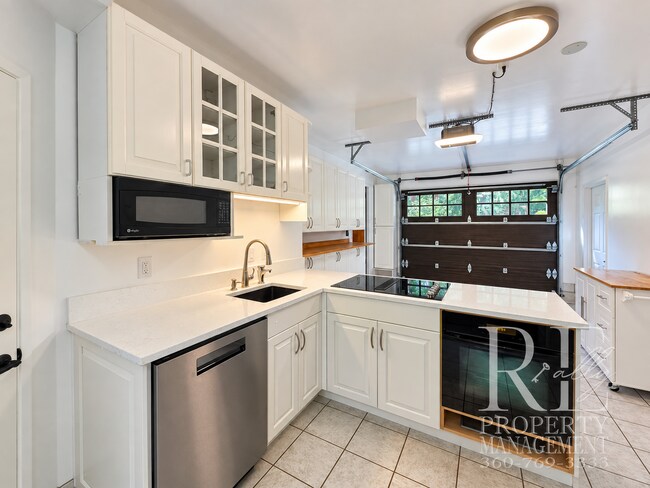 Building Photo - 14444 Sunrise Drive NE