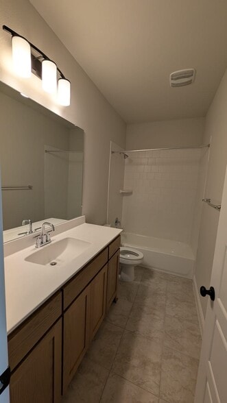 full bath upstairs - 835 Lennox Dr