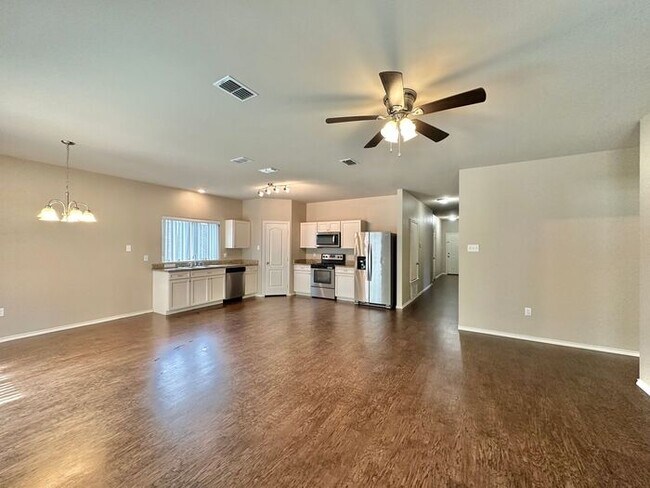 Building Photo - AVAILABLE NOW! Cozy 4 Bedroom2 Bath Home i...