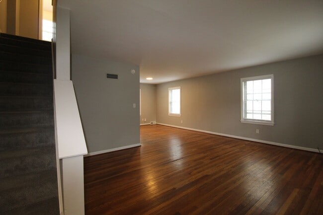 Building Photo - August FREE On This 2 Bedroom 2 Bath Duplex In The Waldo Area