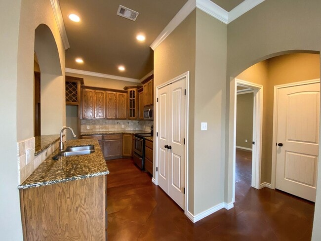 Building Photo - 4 bedroom Single Family Home: Move in Special! September Free!