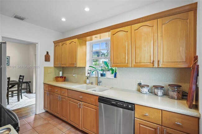 Building Photo - 924 El Rado St