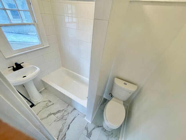 Building Photo - Spacious, studio located Echo Park! Move-i...