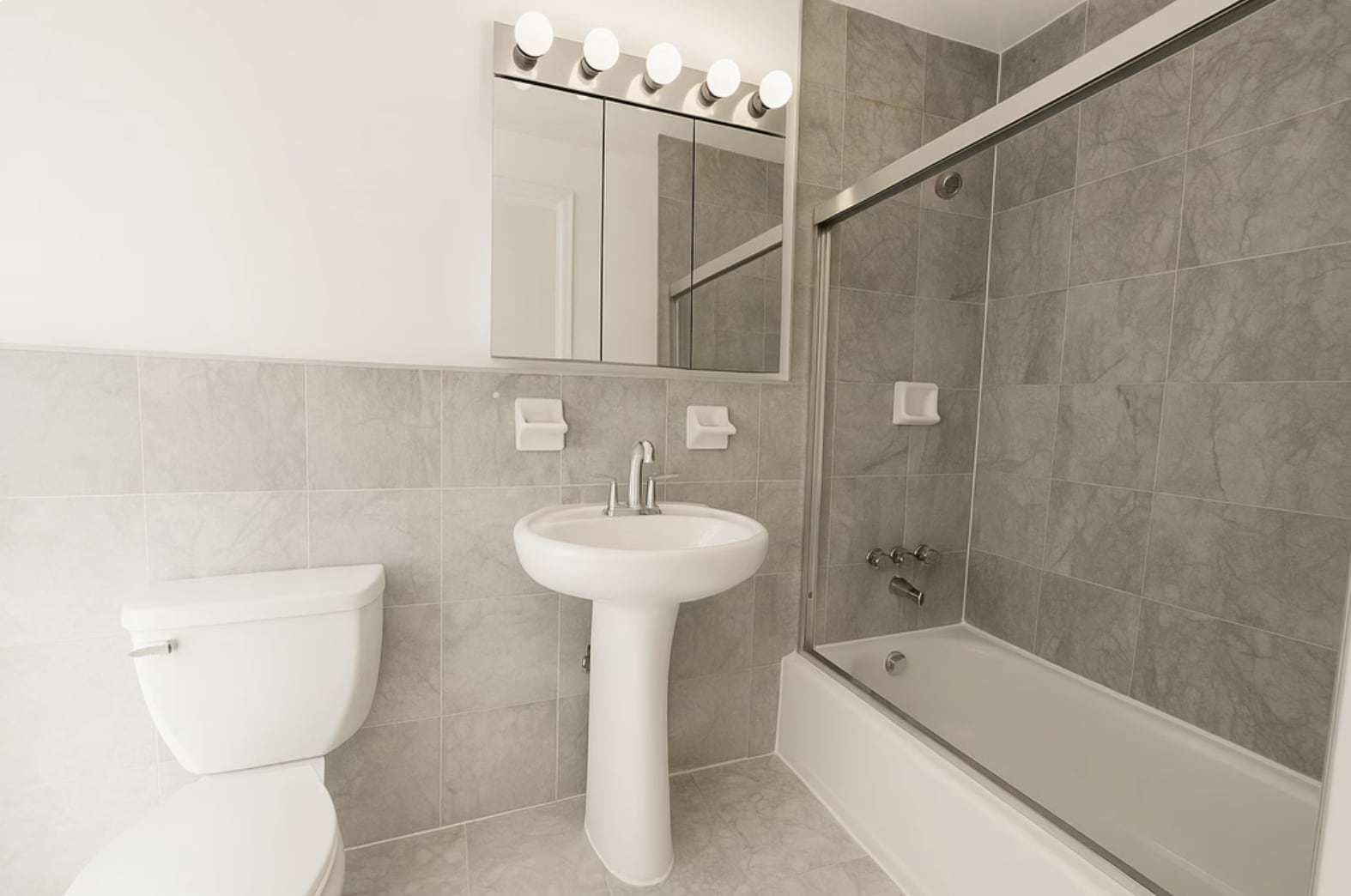 Building Photo - 156 E 83rd St