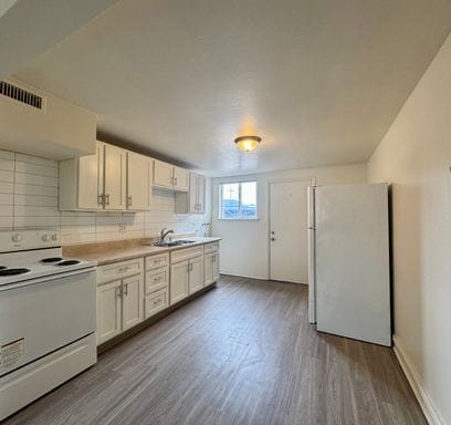Building Photo - 2 Bedroom 1 Bath In Lakewood! Available Now!!