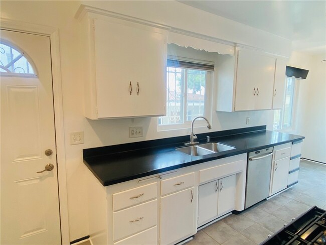 Building Photo - 4968 W 59th St