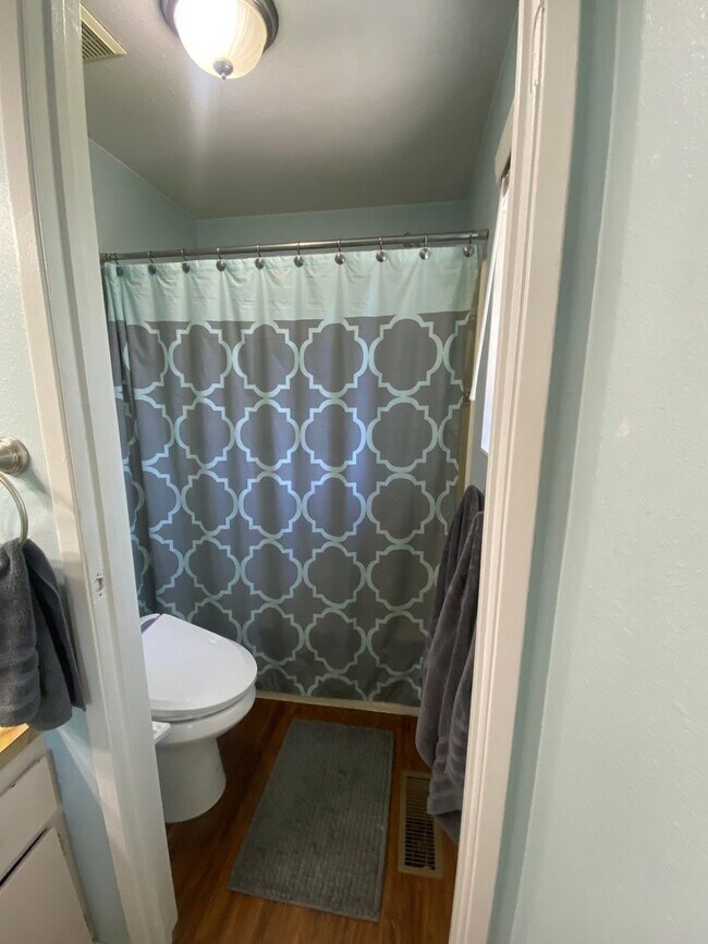 Building Photo - Beautifully Maintained 3 Bedroom 2 Bath Home with Garage and Fenced Yard! Pets Welcome!