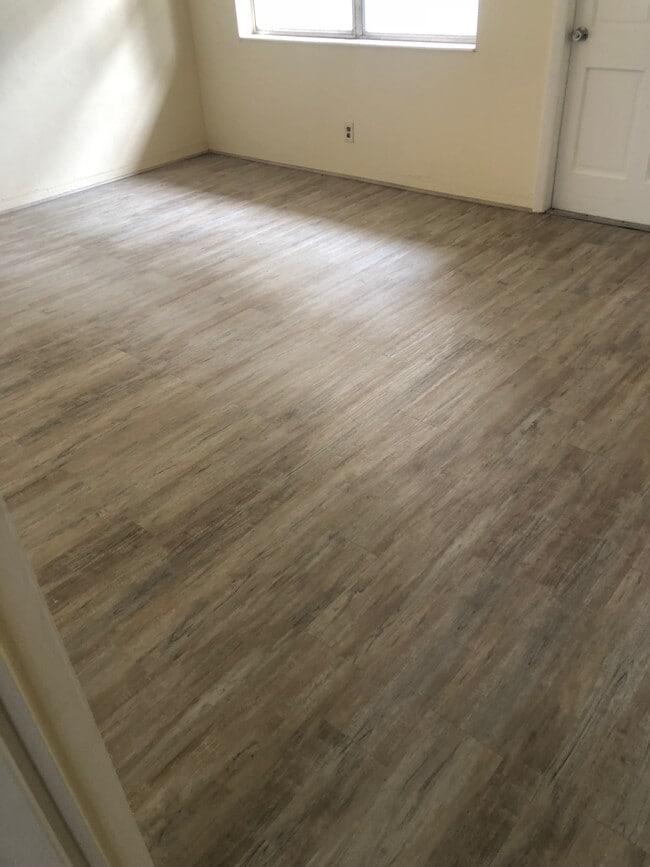 vinyl wood plank - 4900 Bayview Dr