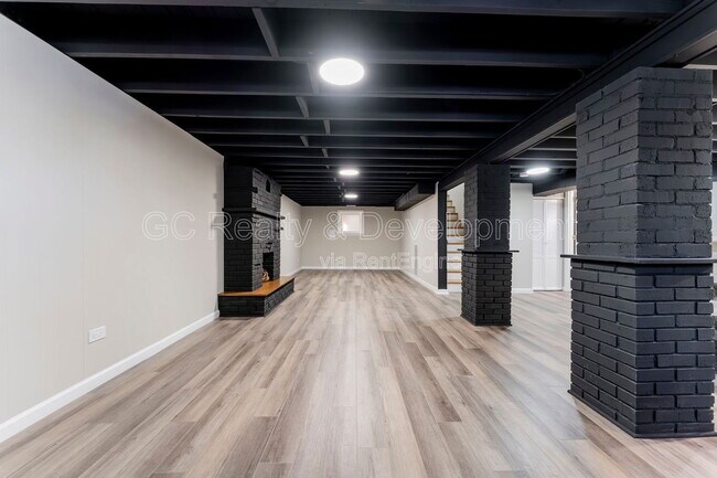 Building Photo - 3303 Division St