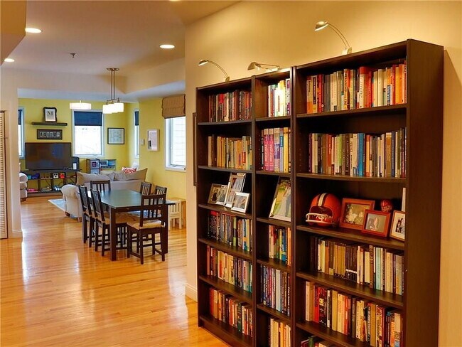 Building Photo - "Spacious 3-Bed Oasis with Granite Eleganc...