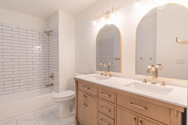 Building Photo - 3 Bedroom Single Family