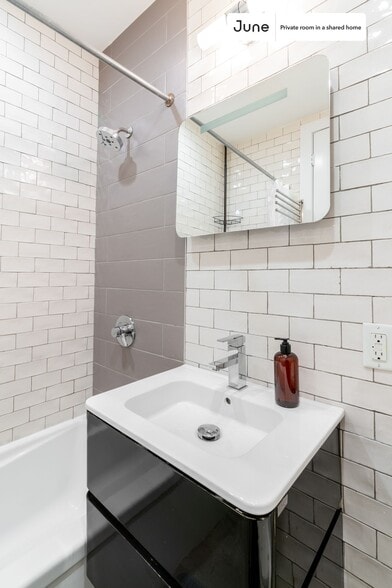 Building Photo - Room in Shared 3 bed/1 bath home