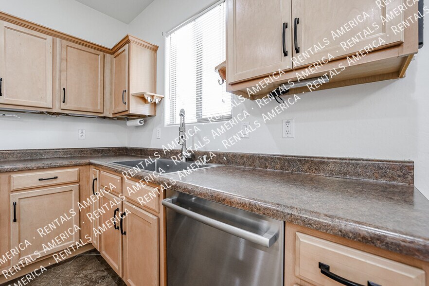 Building Photo - 5907 S 56th Dr