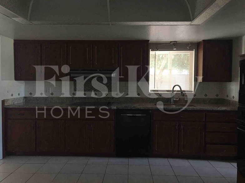 Building Photo - 4826 W Paradise Ln