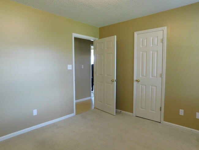 Building Photo - Quiet convenience