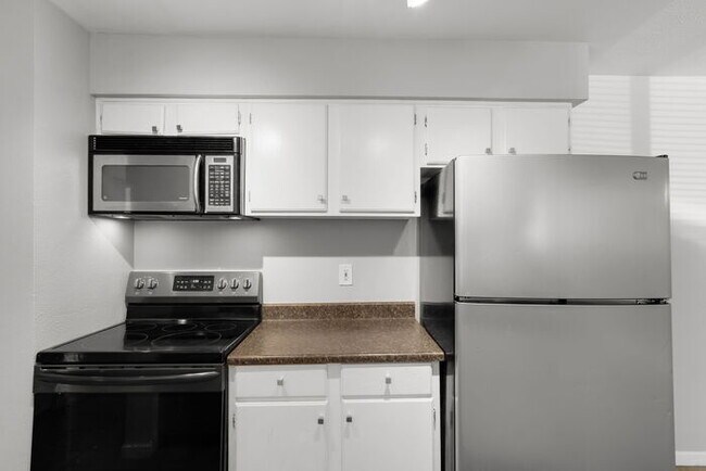 Building Photo - Recently updated 2 bedroom condo with upgr...