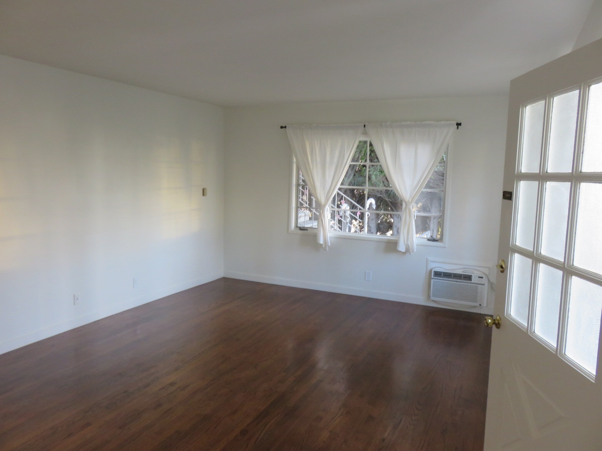 Building Photo - 828 W Glenoaks Blvd