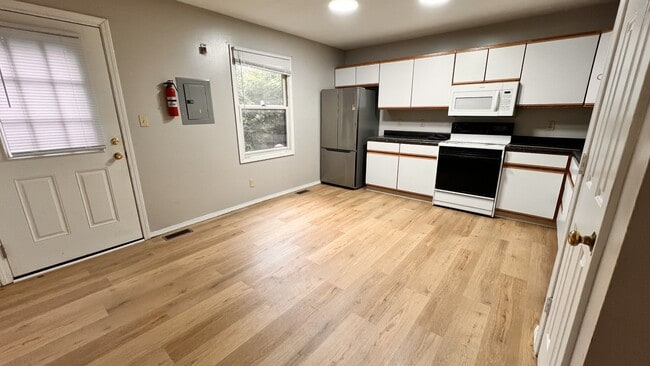 Building Photo - 1383 W Allen St