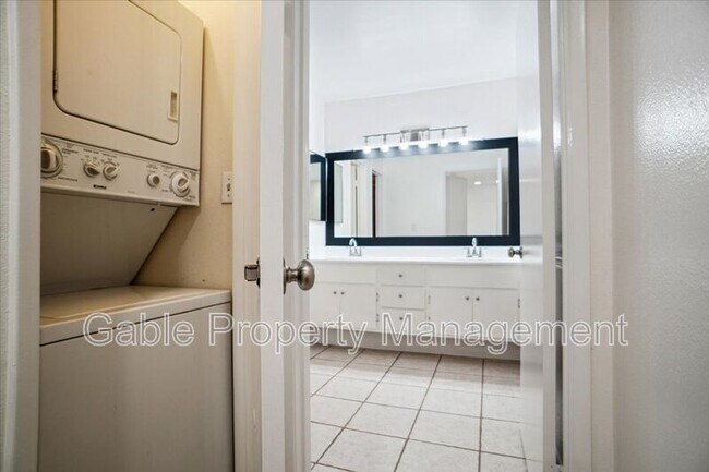 Building Photo - 23633 Del Monte Dr