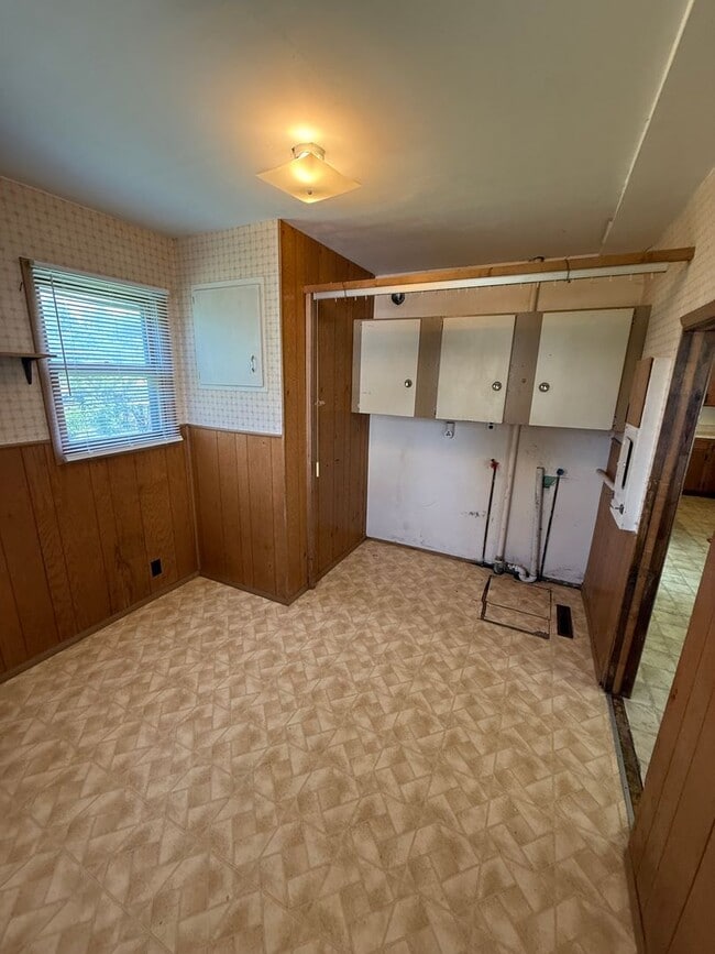 Building Photo - 3 Bedroom Single family with fenced in yard