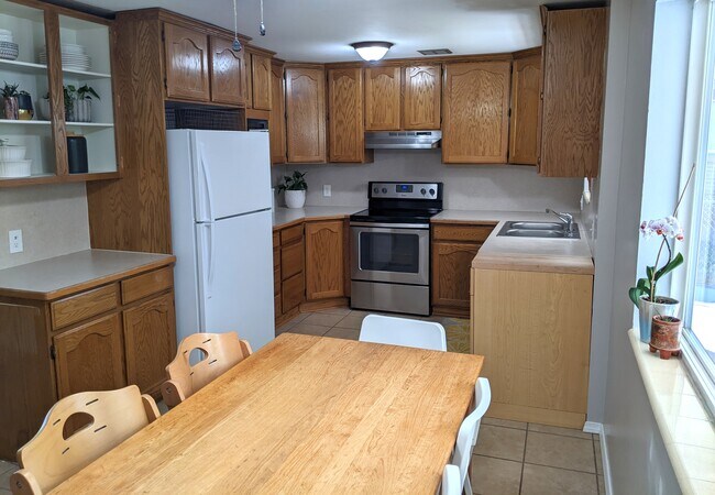 Kitchen - 1820 N Afton Cir
