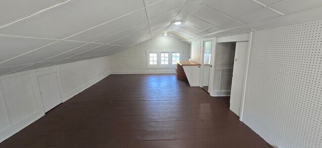Building Photo - West End Home offering 3 Bedrooms, 1 bath!