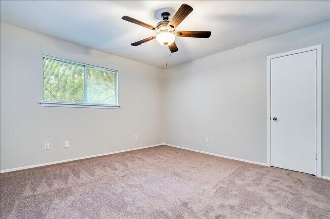 Building Photo - 408 Vista W Ct