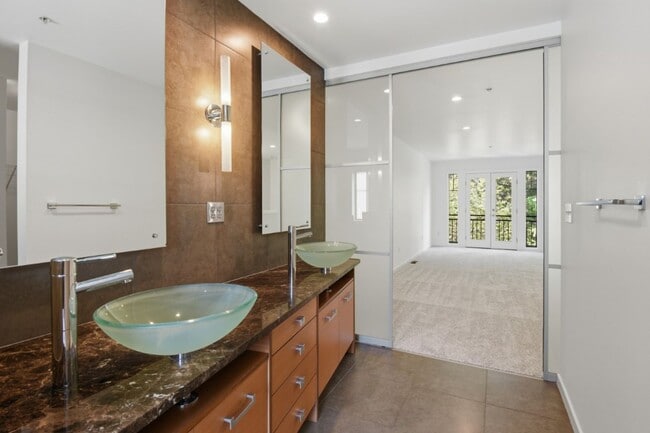 Building Photo - 2Bd/1.75Ba Bellevue Townhome