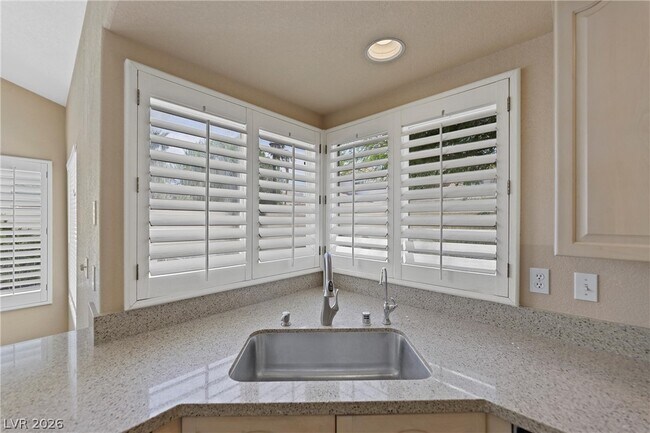 Building Photo - 8133 Horizon Lake Dr